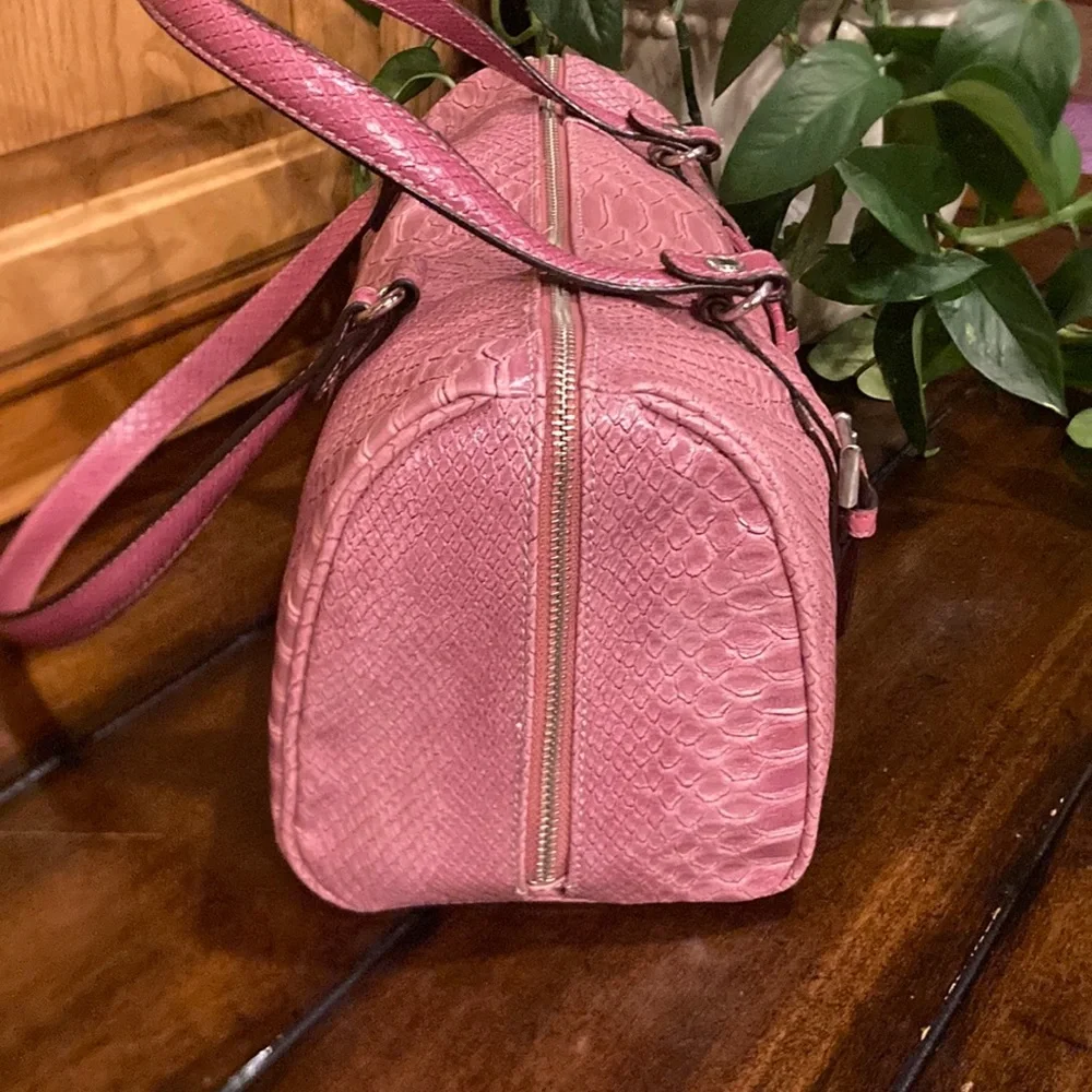 Liz Claiborne Retro Pink Faux Crocodile Embossed Cylindrical Purse (ABBA) - Picture 8 of 16